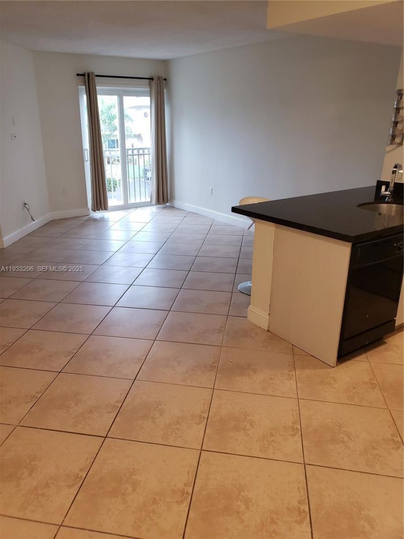 8660 NW 5th Ter, Unit 15-209, Miami, FL 33126 Photo