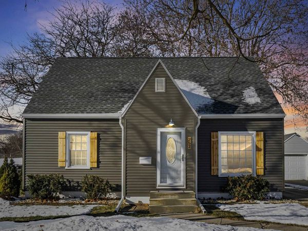 252 Derbyshire Road, Waterloo, IA 50701