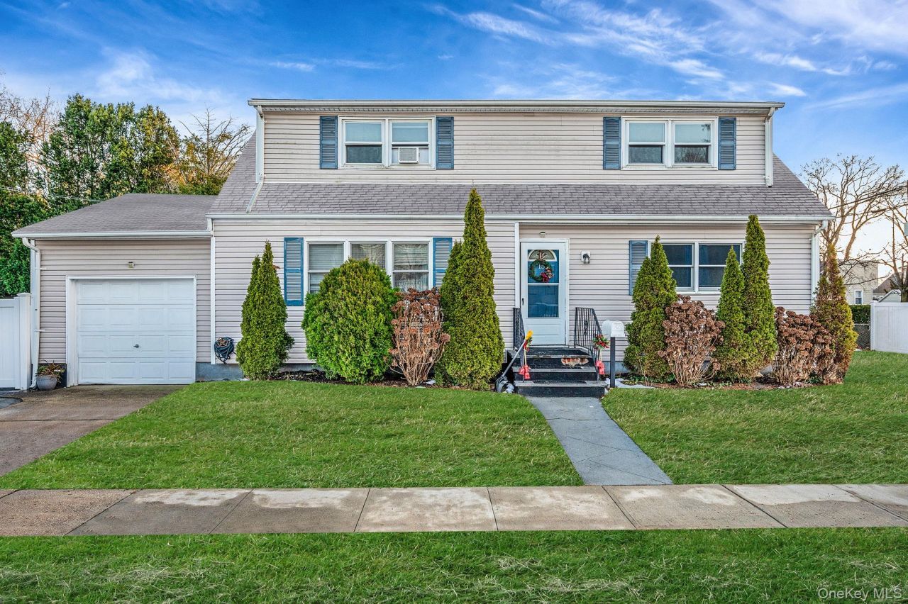 15 Macon Street, Lindenhurst, NY 11757 Main Photo