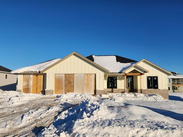 424 Solomia Court, Peosta, IA 52068