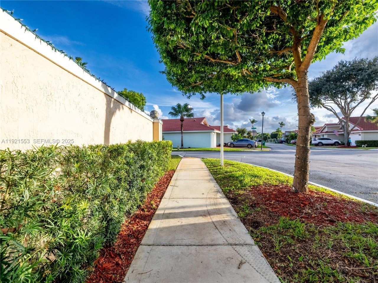 19030 NW 86th Ct, Hialeah, FL 33015 Photo