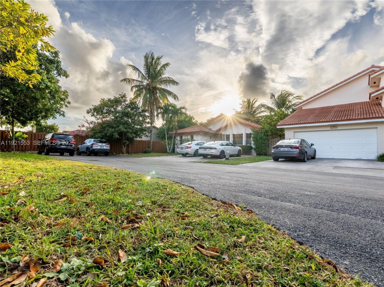 19030 NW 86th Ct, Hialeah, FL 33015 Photo