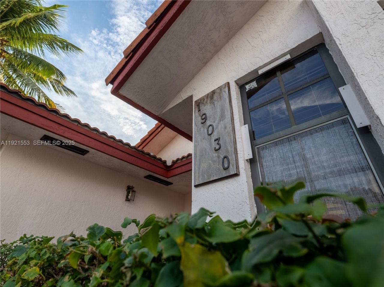 19030 NW 86th Ct, Hialeah, FL 33015 Photo