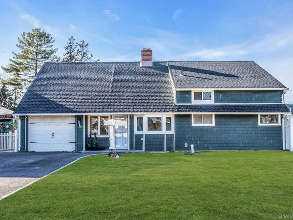 38 Fireplace Lane, Hicksville, NY 11801