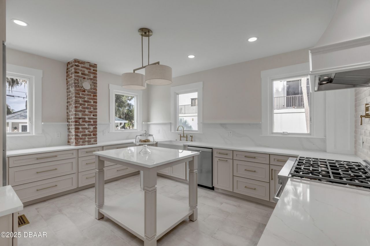 214 S Riverside Drive, New Smyrna Beach, FL 32168 Photo