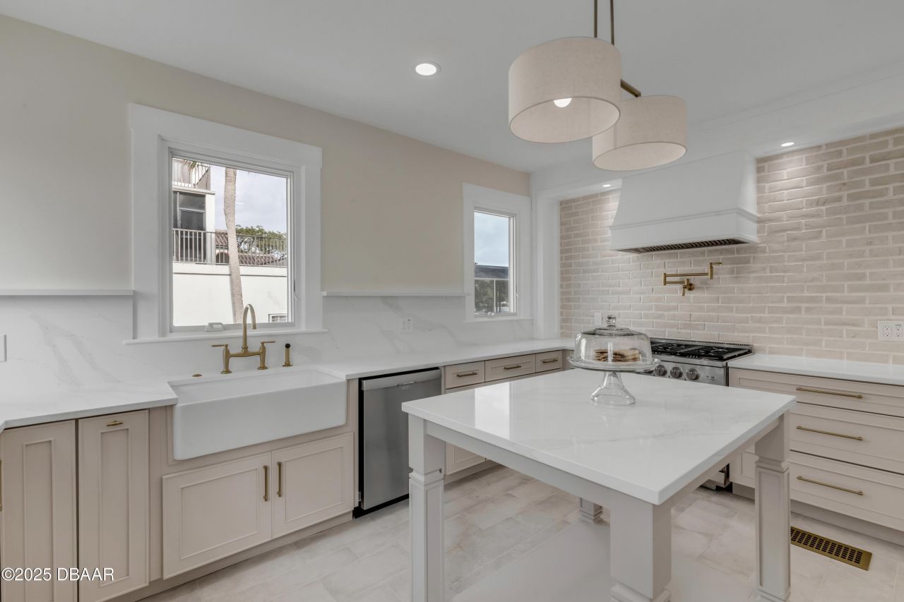 214 S Riverside Drive, New Smyrna Beach, FL 32168 Photo