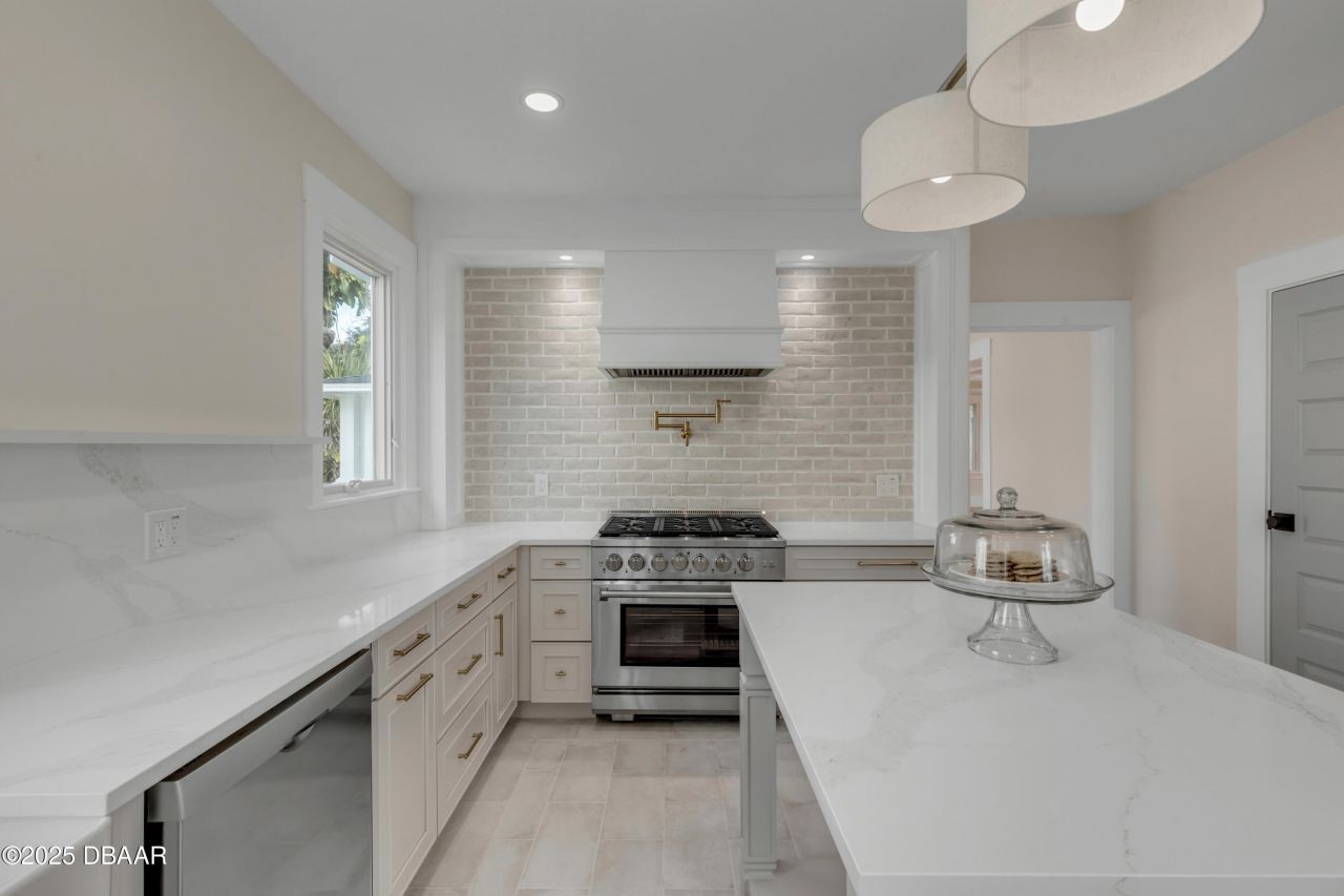 214 S Riverside Drive, New Smyrna Beach, FL 32168 Photo