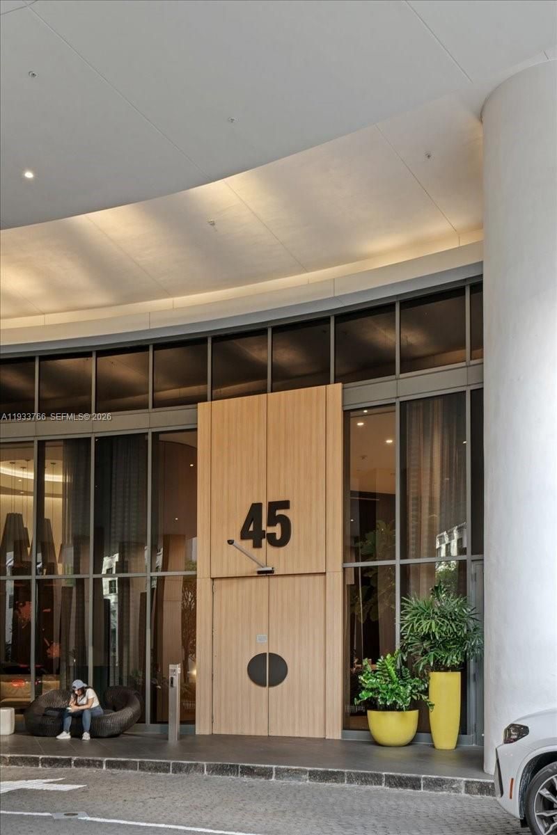 45 SW 9th St, Unit 4306, Miami, FL 33130 Photo