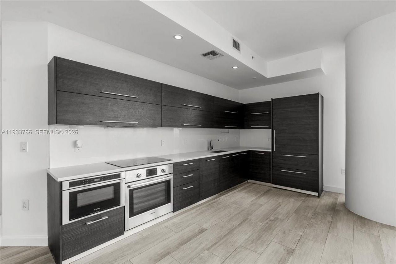 45 SW 9th St, Unit 4306, Miami, FL 33130 Photo