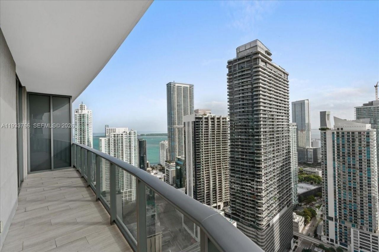 45 SW 9th St, Unit 4306, Miami, FL 33130 Photo