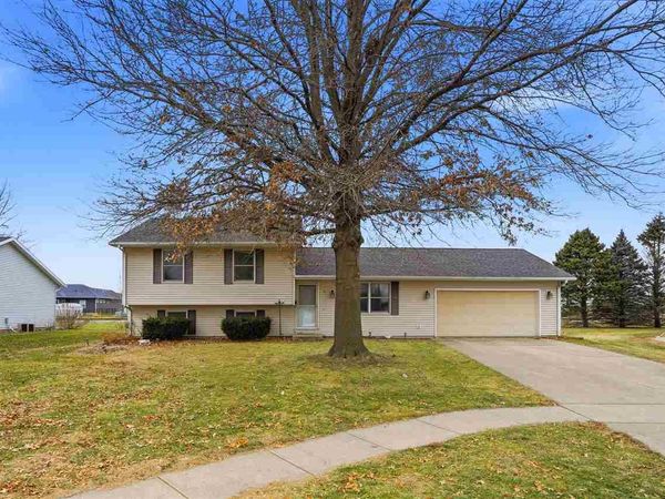 41 Williams Circle, Hills, IA 52235