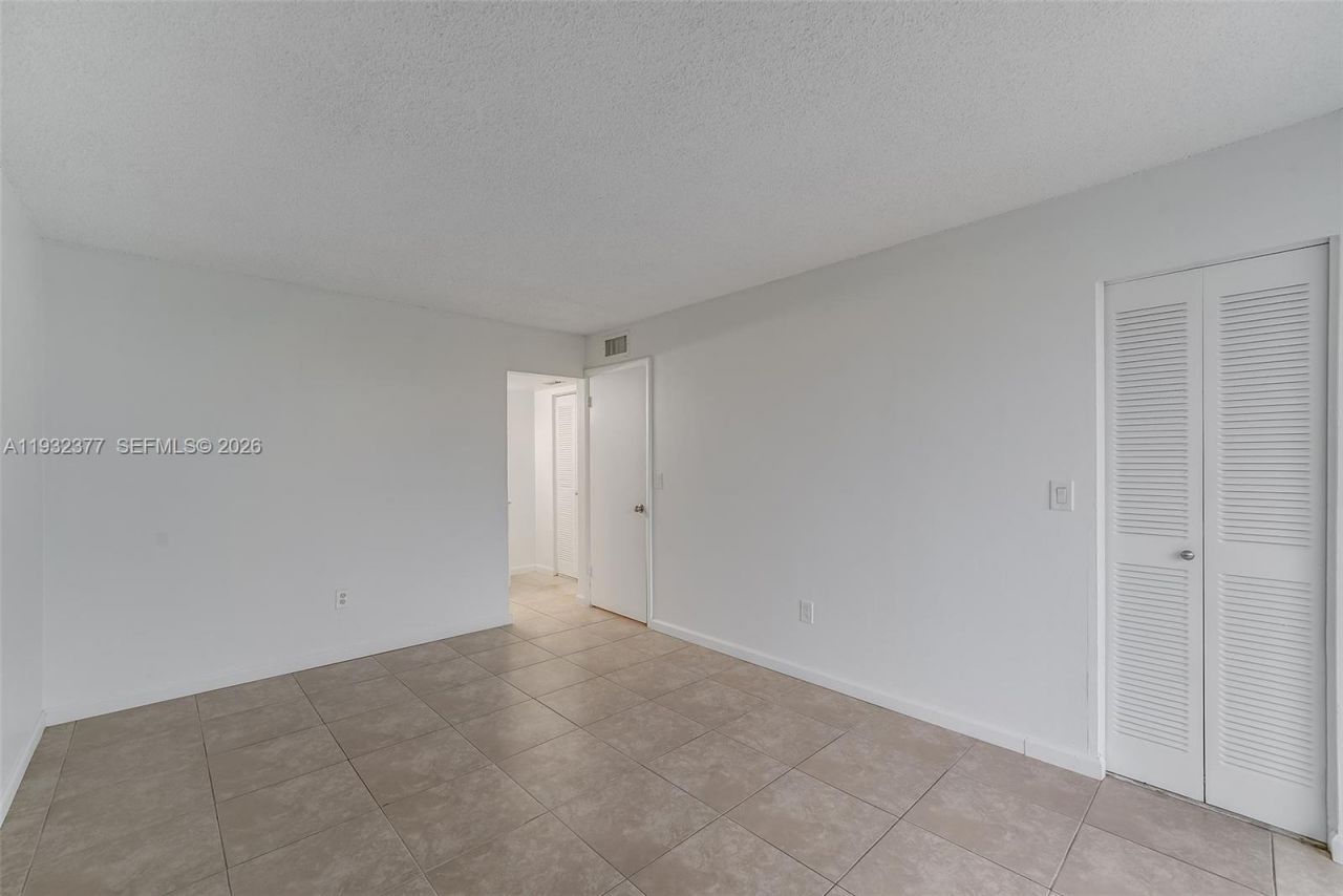 1801 S Treasure Dr, Unit 417, North Bay Village, FL 33141 Photo