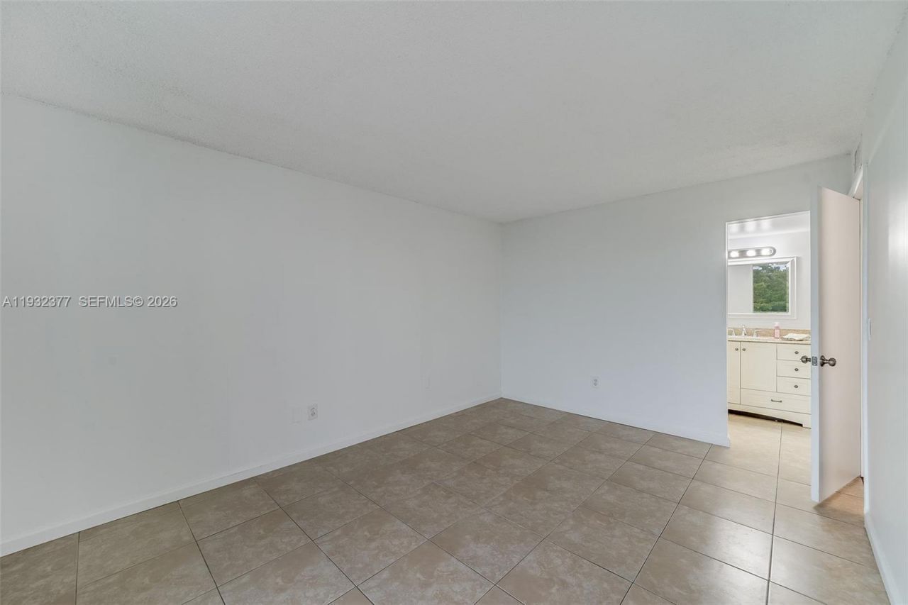 1801 S Treasure Dr, Unit 417, North Bay Village, FL 33141 Photo