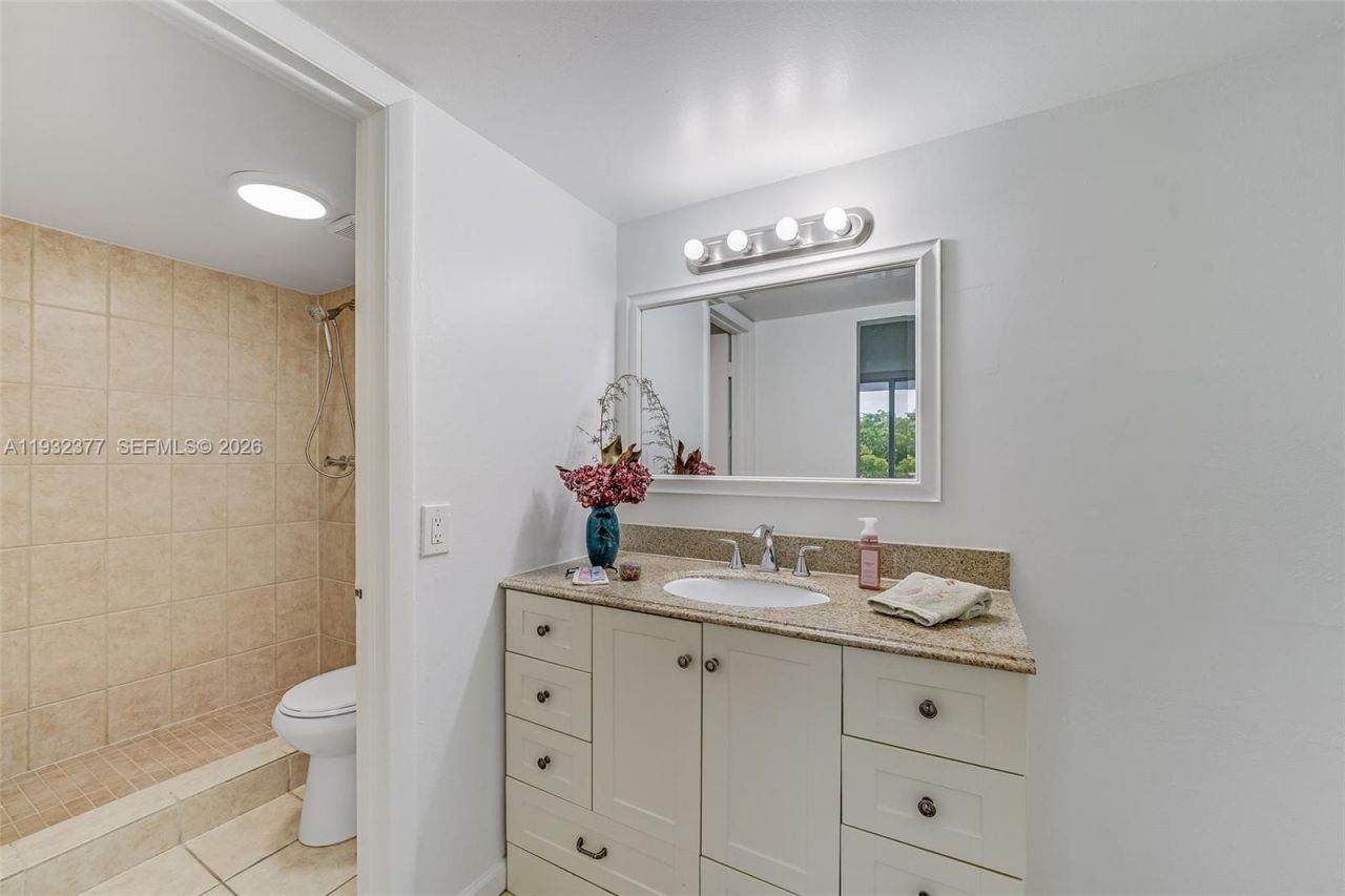 1801 S Treasure Dr, Unit 417, North Bay Village, FL 33141 Photo