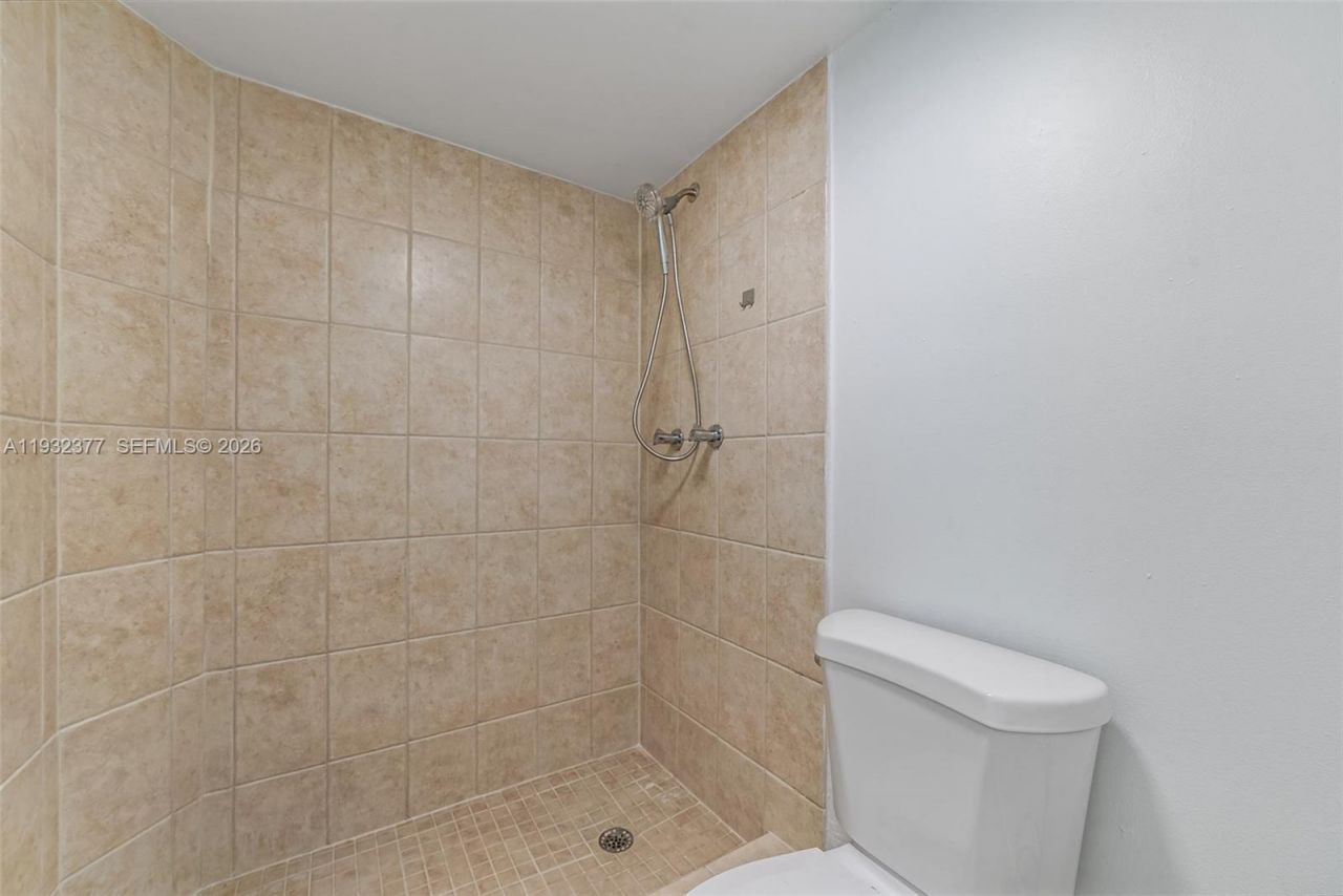 1801 S Treasure Dr, Unit 417, North Bay Village, FL 33141 Photo