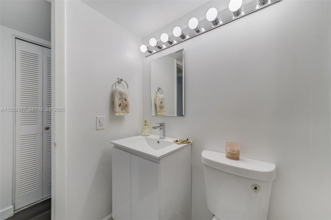 1801 S Treasure Dr, Unit 417, North Bay Village, FL 33141 Photo