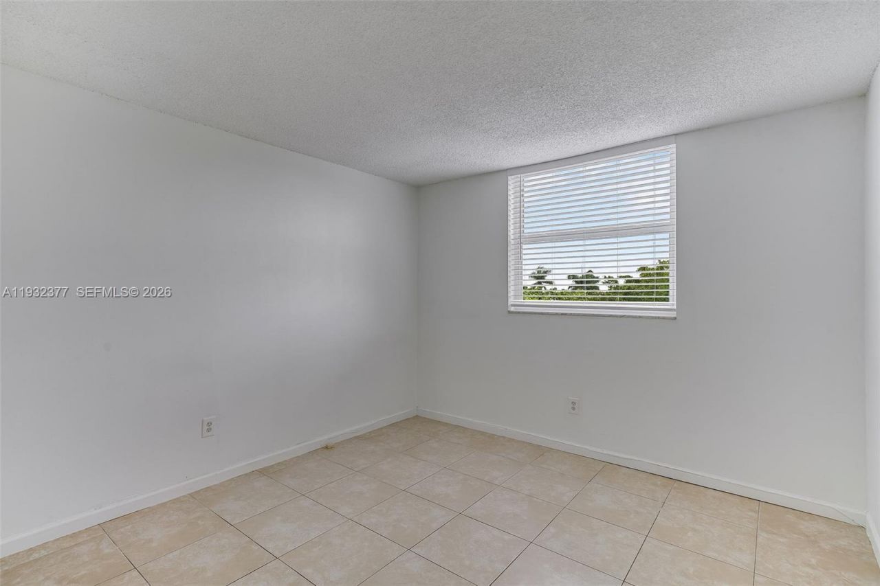 1801 S Treasure Dr, Unit 417, North Bay Village, FL 33141 Photo