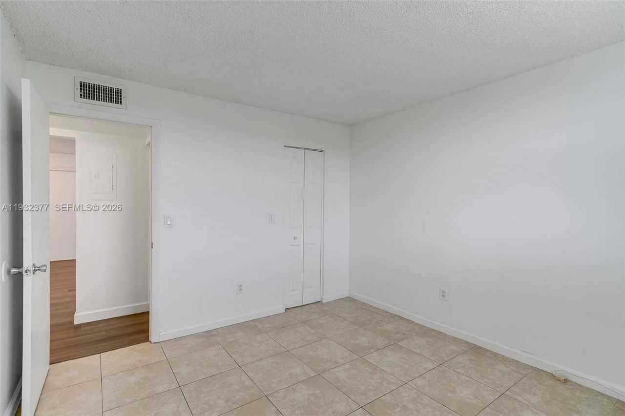 1801 S Treasure Dr, Unit 417, North Bay Village, FL 33141 Photo