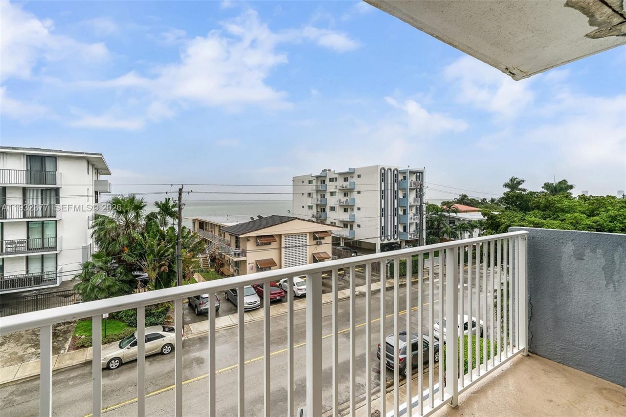 1801 S Treasure Dr, Unit 417, North Bay Village, FL 33141 Photo