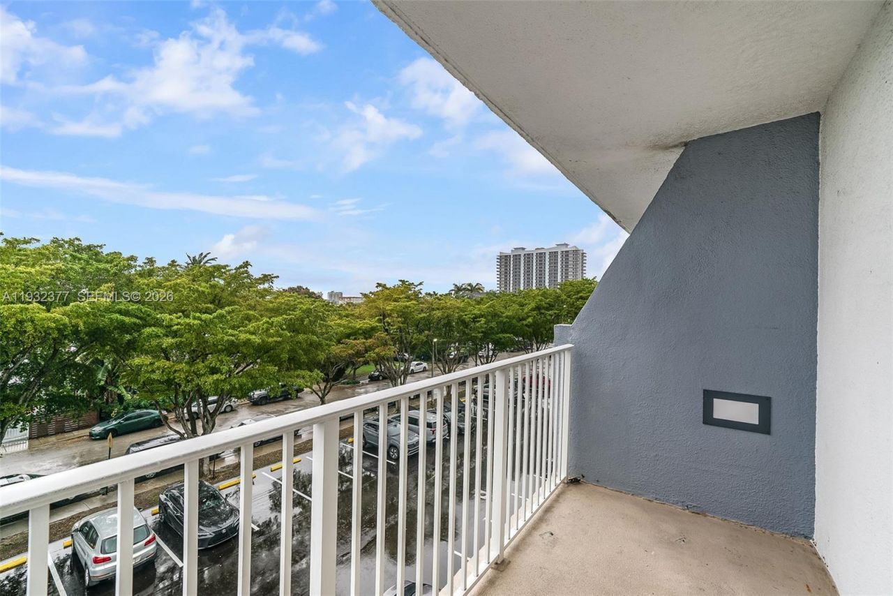 1801 S Treasure Dr, Unit 417, North Bay Village, FL 33141 Photo