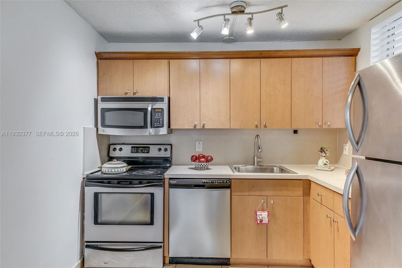 1801 S Treasure Dr, Unit 417, North Bay Village, FL 33141 Photo