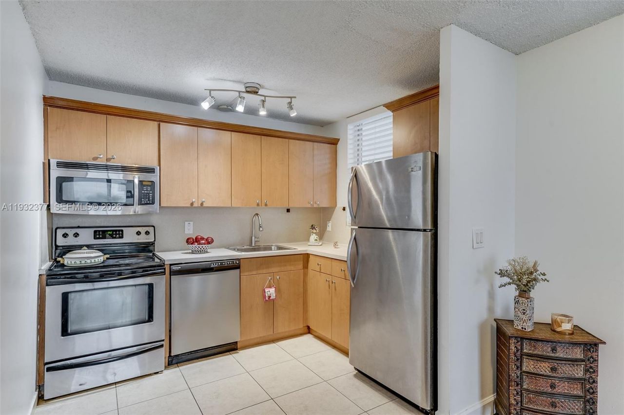 1801 S Treasure Dr, Unit 417, North Bay Village, FL 33141 Photo