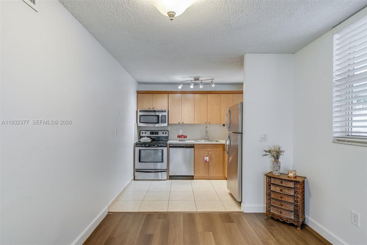 1801 S Treasure Dr, Unit 417, North Bay Village, FL 33141 Photo