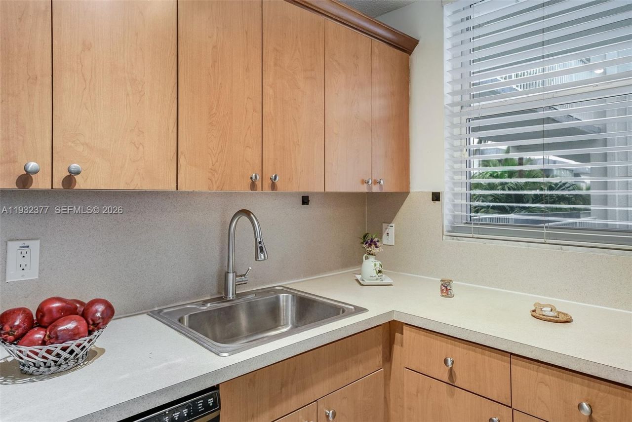 1801 S Treasure Dr, Unit 417, North Bay Village, FL 33141 Photo