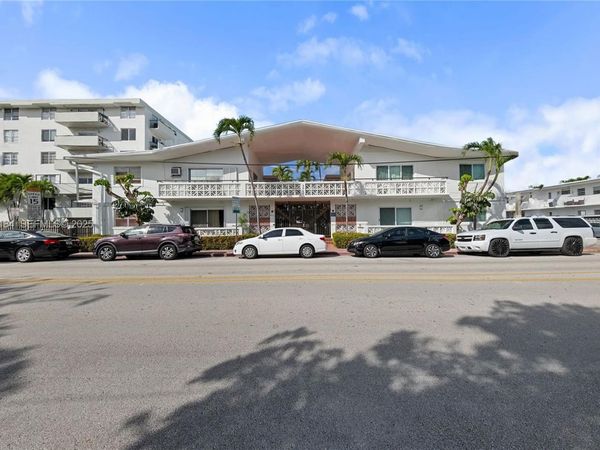 8040 Tatum Waterway Dr, Unit 11, Miami Beach, FL 33141