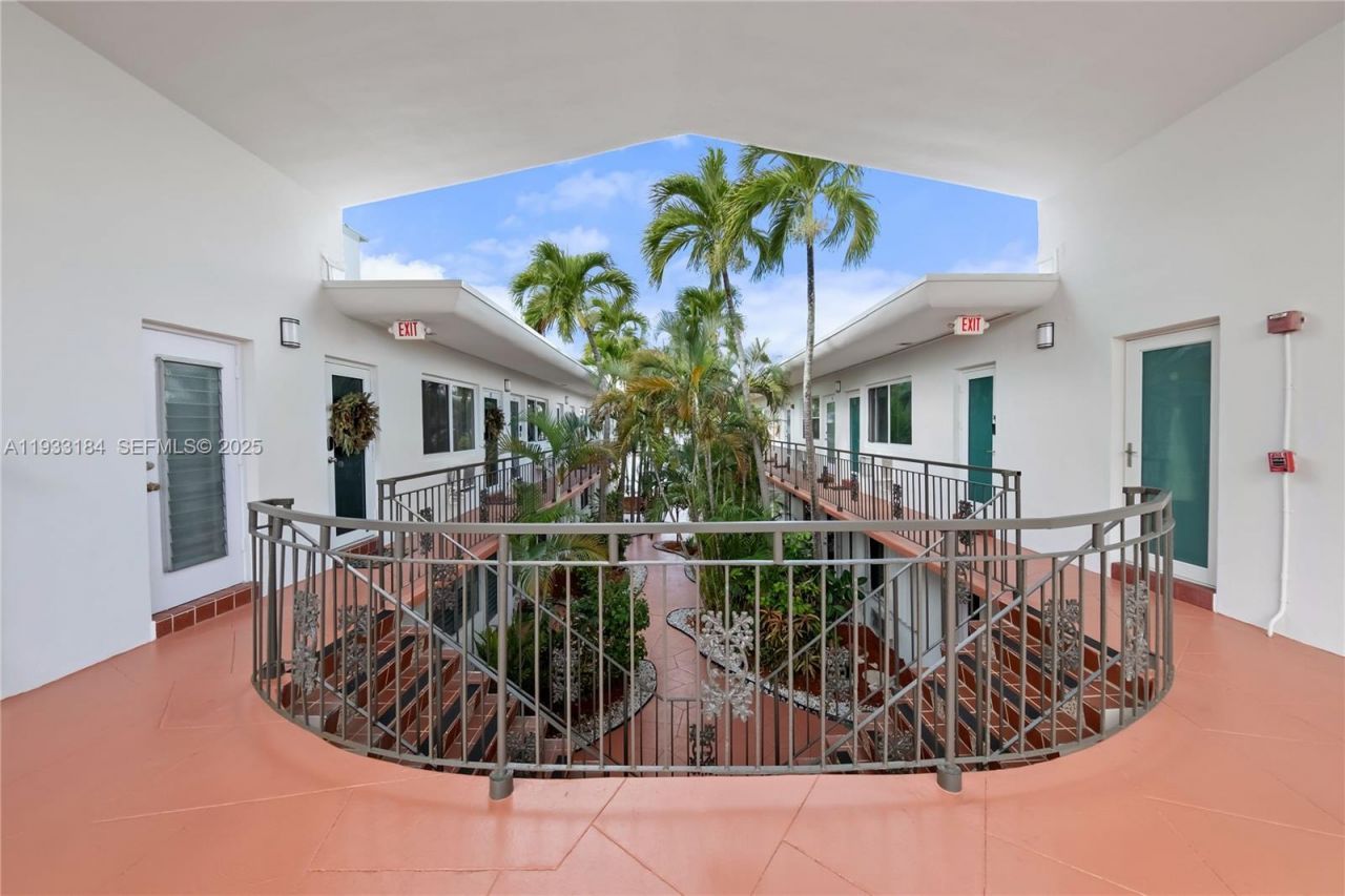 8040 Tatum Waterway Dr, Unit 11, Miami Beach, FL 33141 Photo
