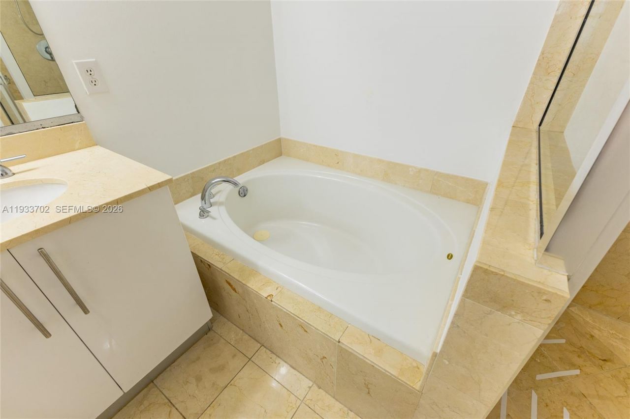 3330 NE 190th St, Unit 1112, Aventura, FL 33180 Photo