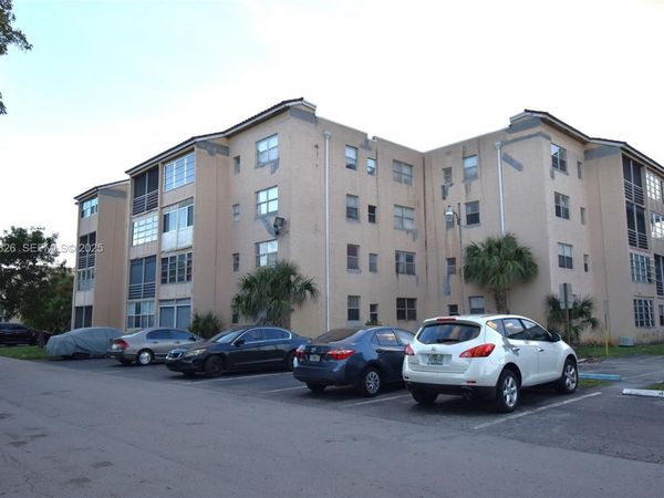 2840 Somerset Dr, Unit 110M, Lauderdale Lakes, FL 33311