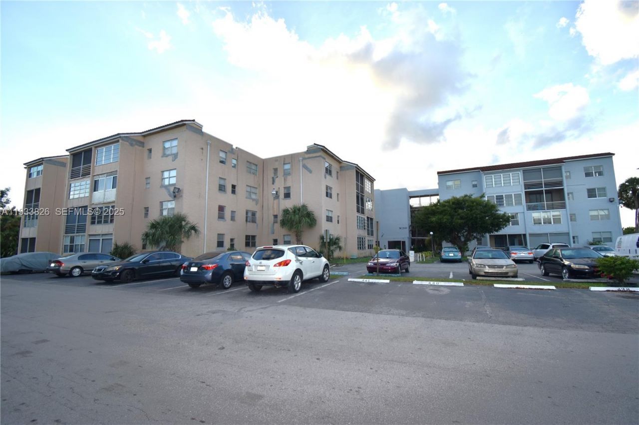 2840 Somerset Dr, Unit 110M, Lauderdale Lakes, FL 33311 Photo
