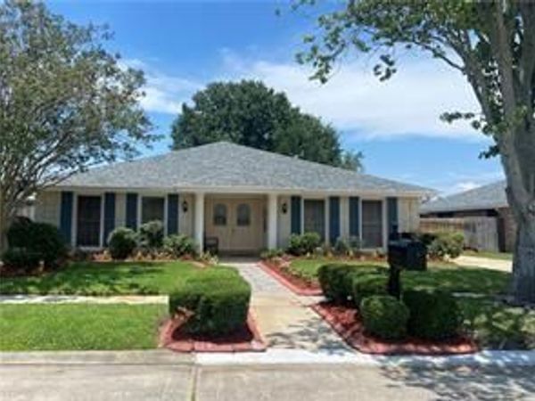 620 CHAMBERTIN Drive, Kenner, LA 70065