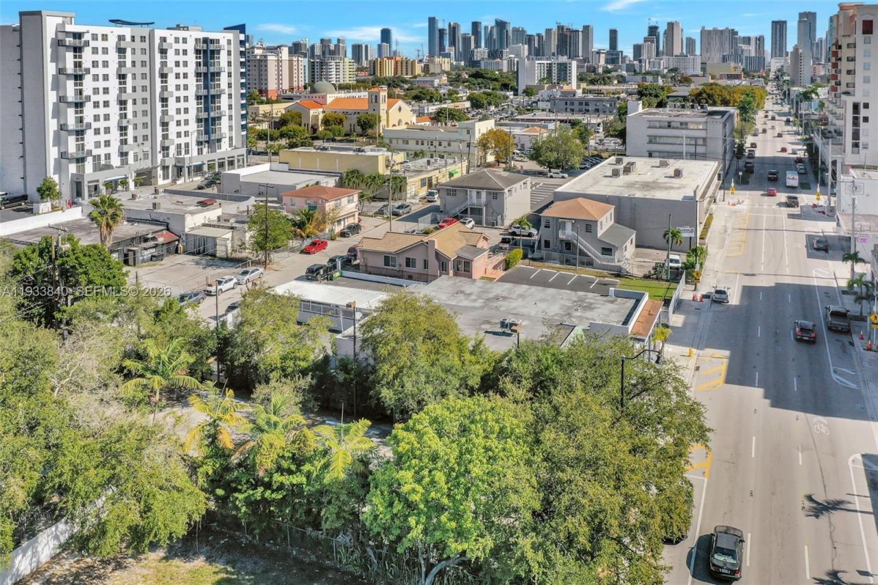 1471 SW 1st St , Miami, FL 33135 Photo