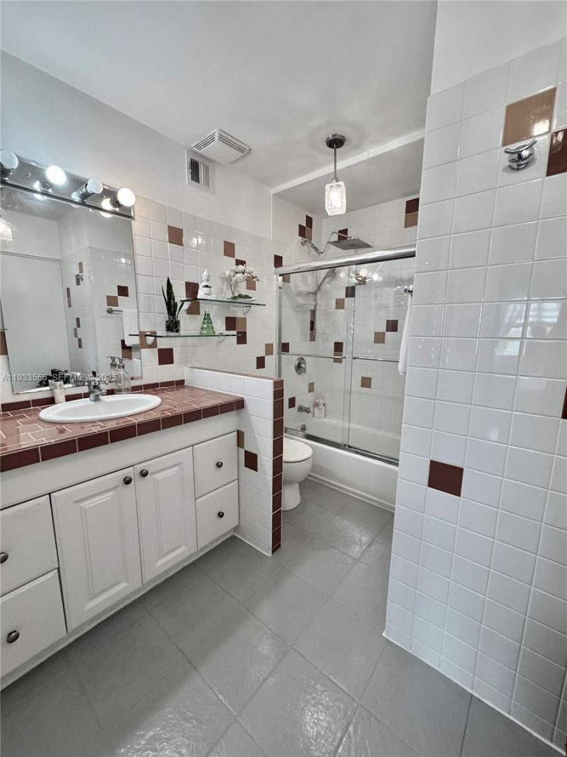 200 Diplomat Pkwy, Unit 530, Hallandale Beach, FL 33009 Photo