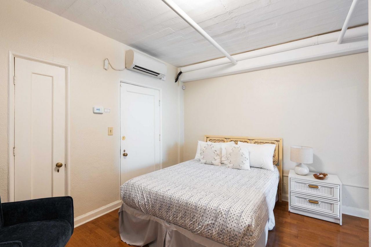 2545 N Hobson Avenue Photo 20