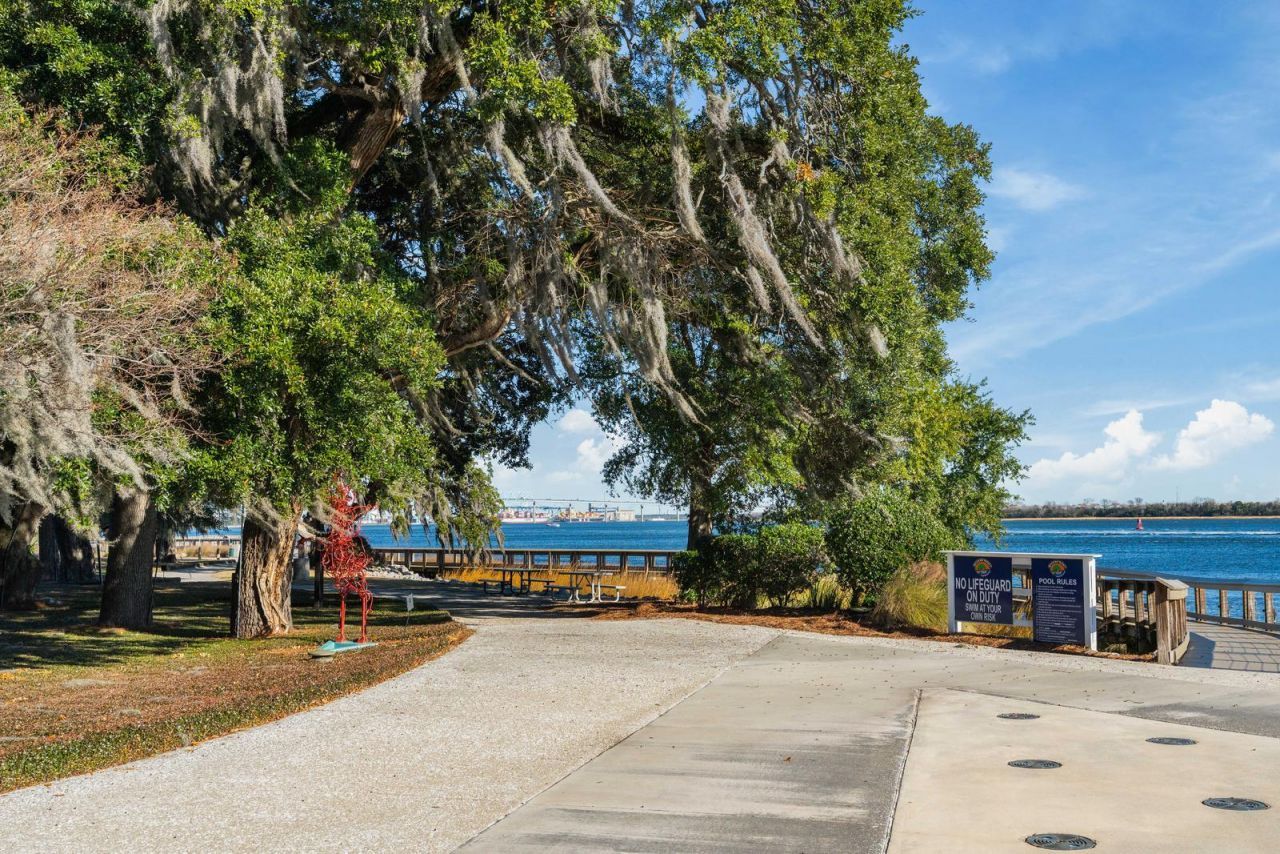 2545 N Hobson Avenue Photo 43