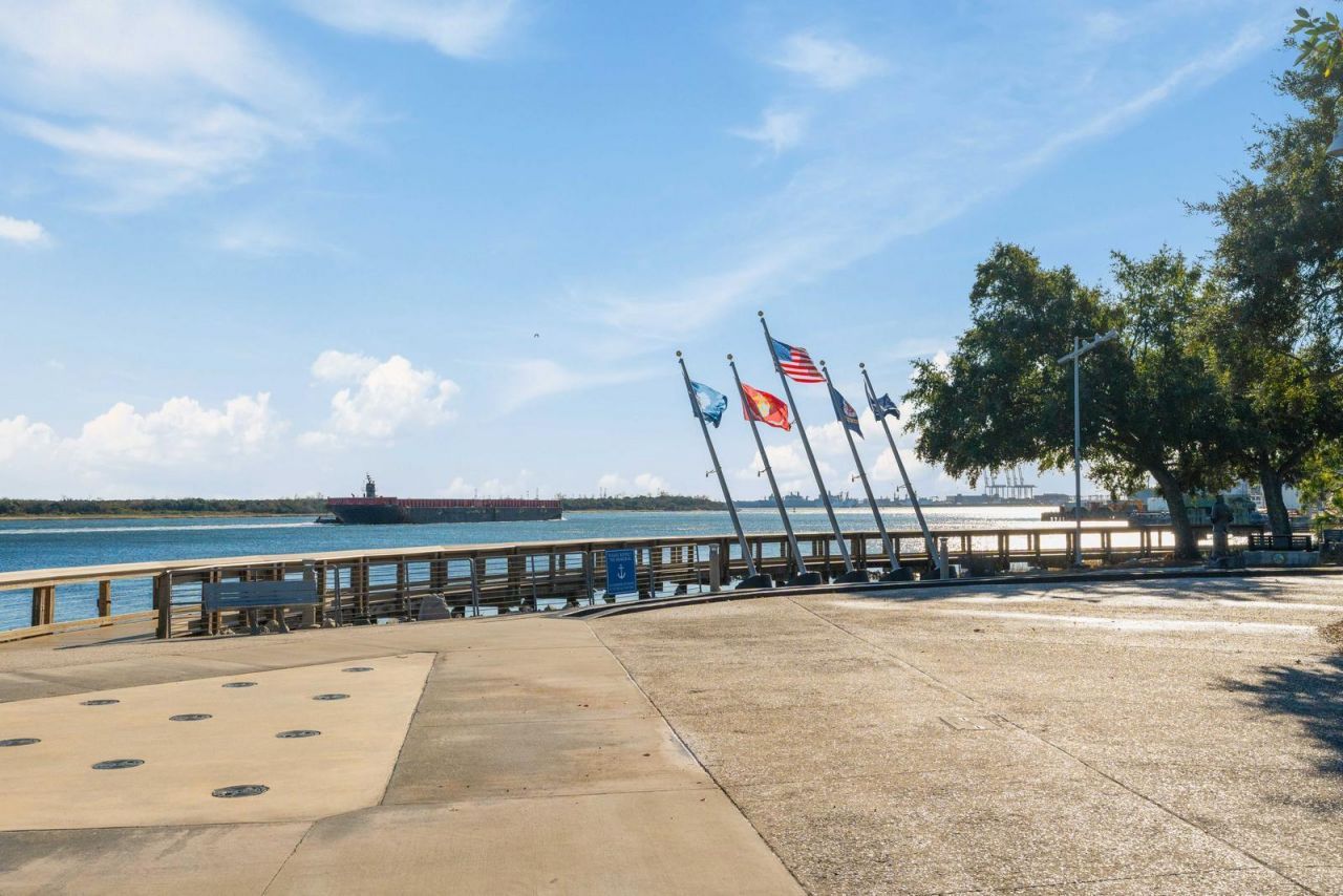 2545 N Hobson Avenue Photo 45