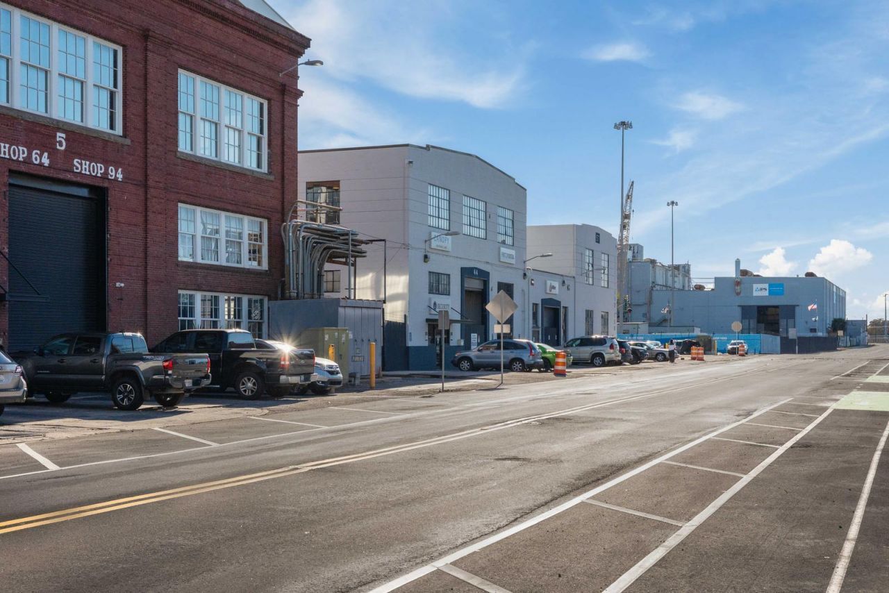 2545 N Hobson Avenue Photo 46