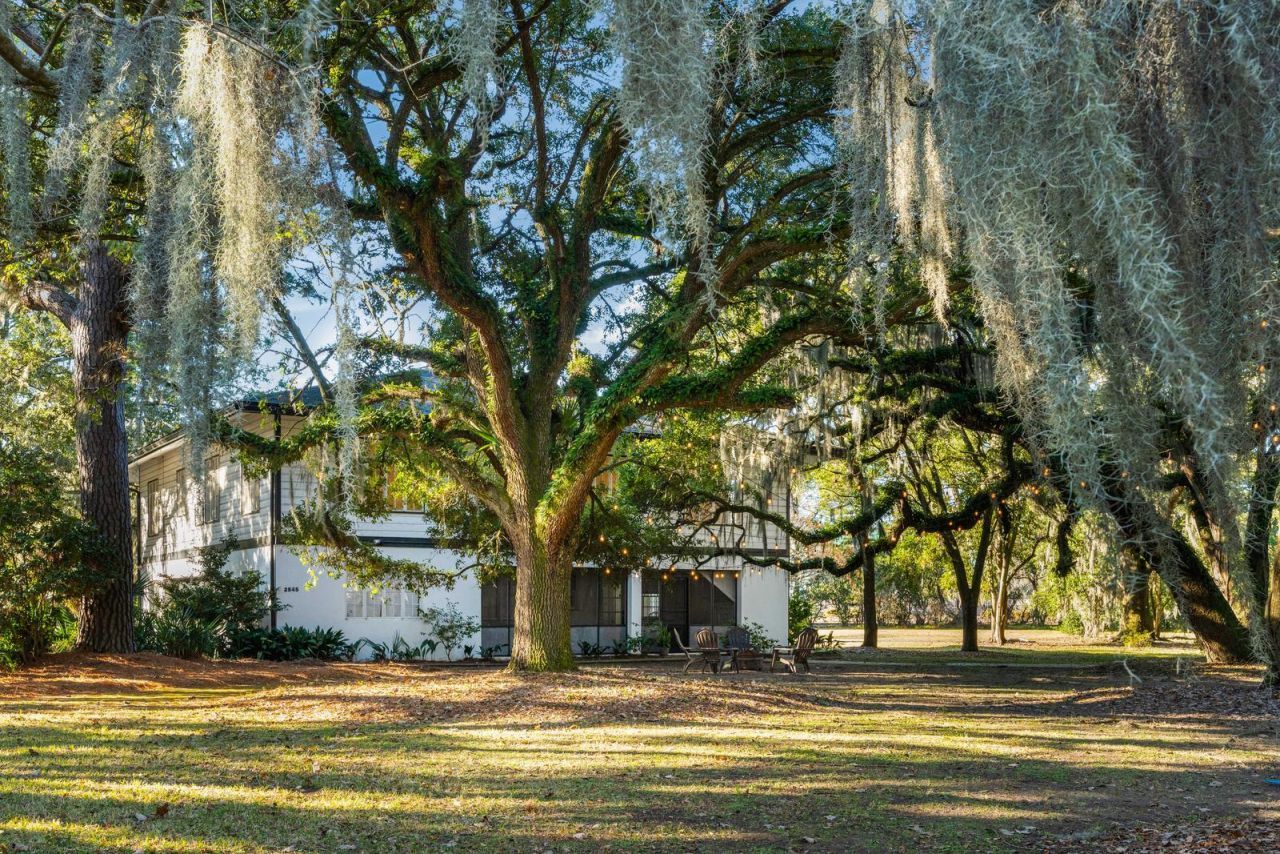 2545 N Hobson Avenue Photo 5