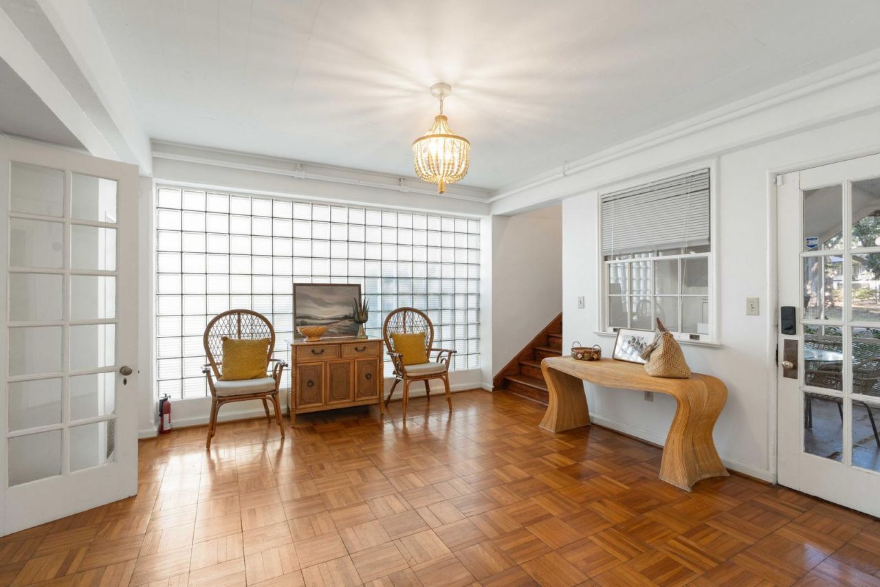 2545 N Hobson Avenue Photo 7