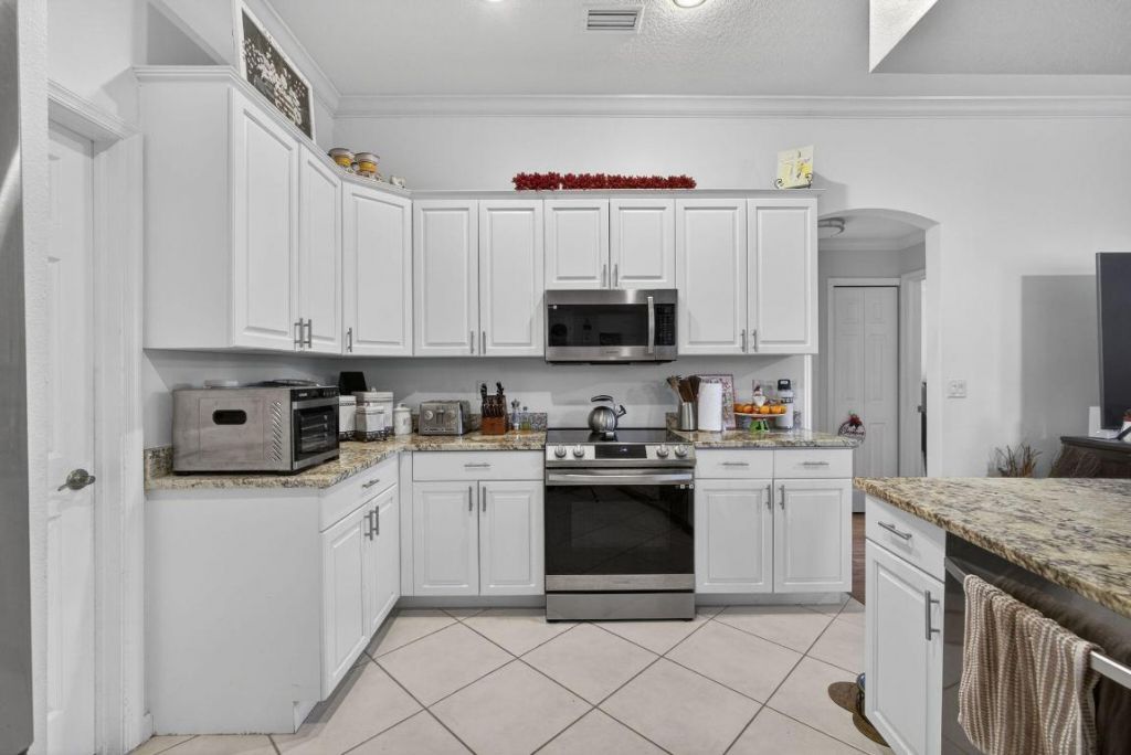 146 Fernwood Crescent, Royal Palm Beach, FL 33411 Photo