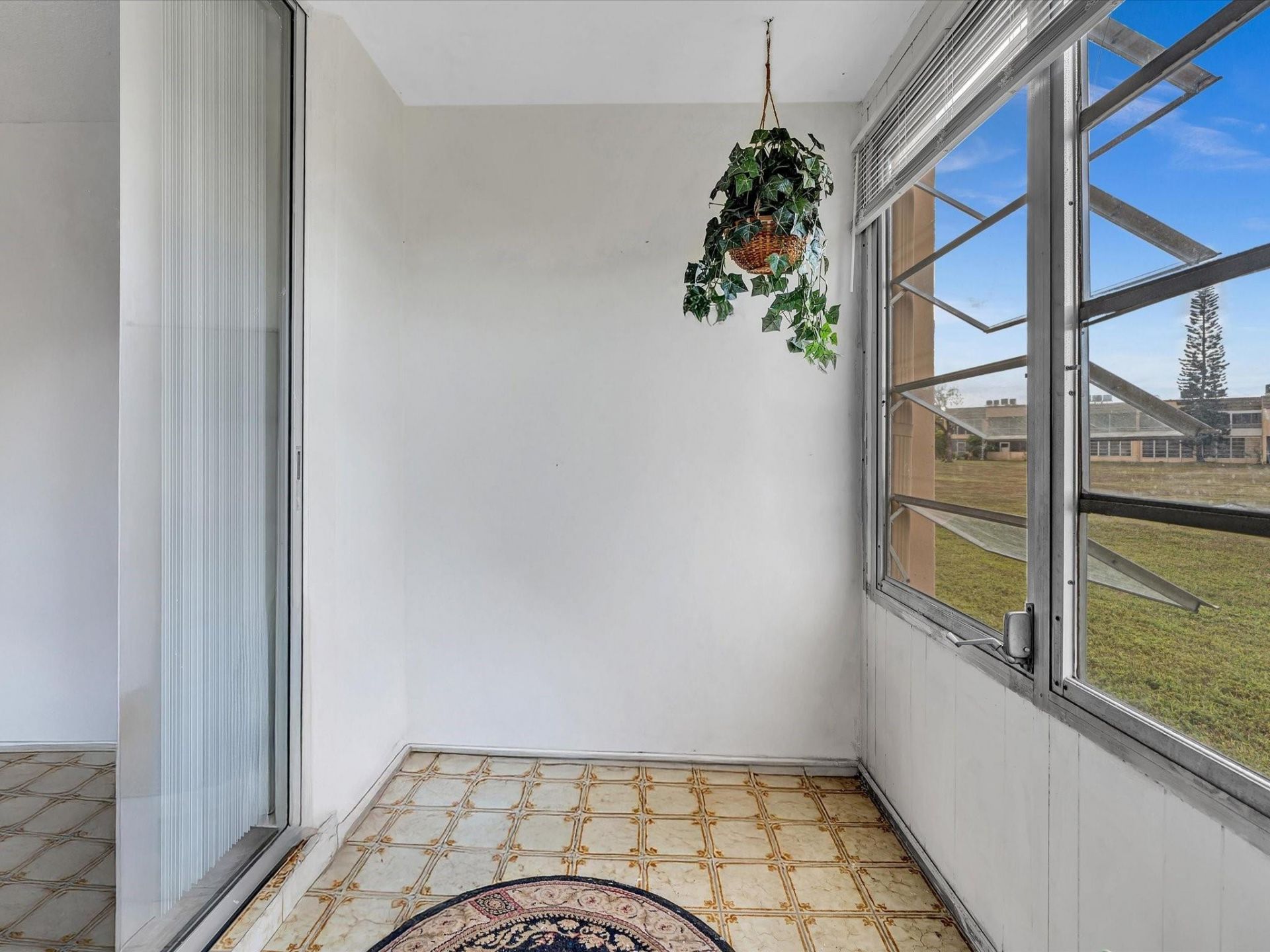 9041 Sunrise Lakes Boulevard, Unit 113, Sunrise, FL 33322 Photo