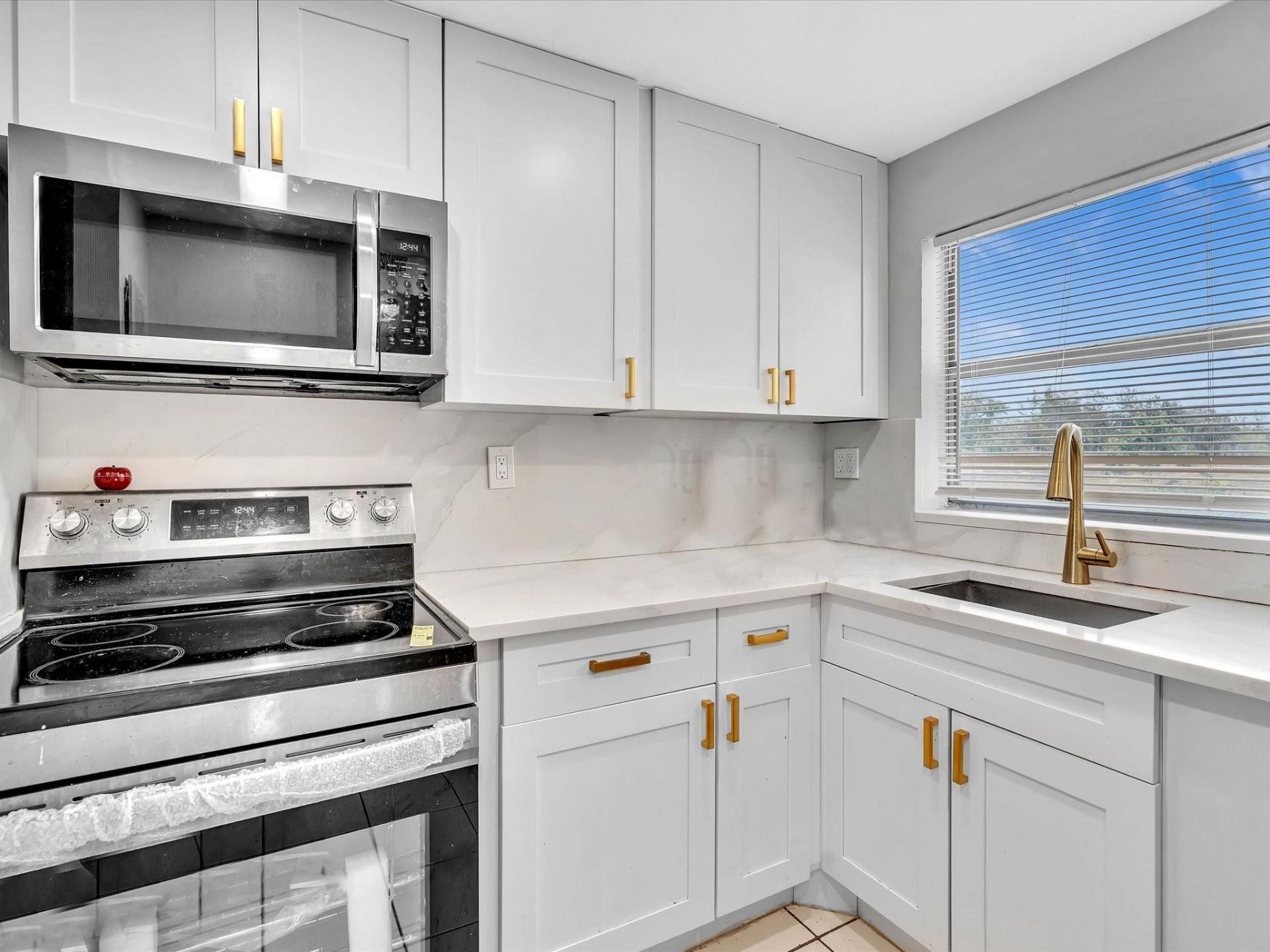 9041 Sunrise Lakes Boulevard, Unit 113, Sunrise, FL 33322 Photo