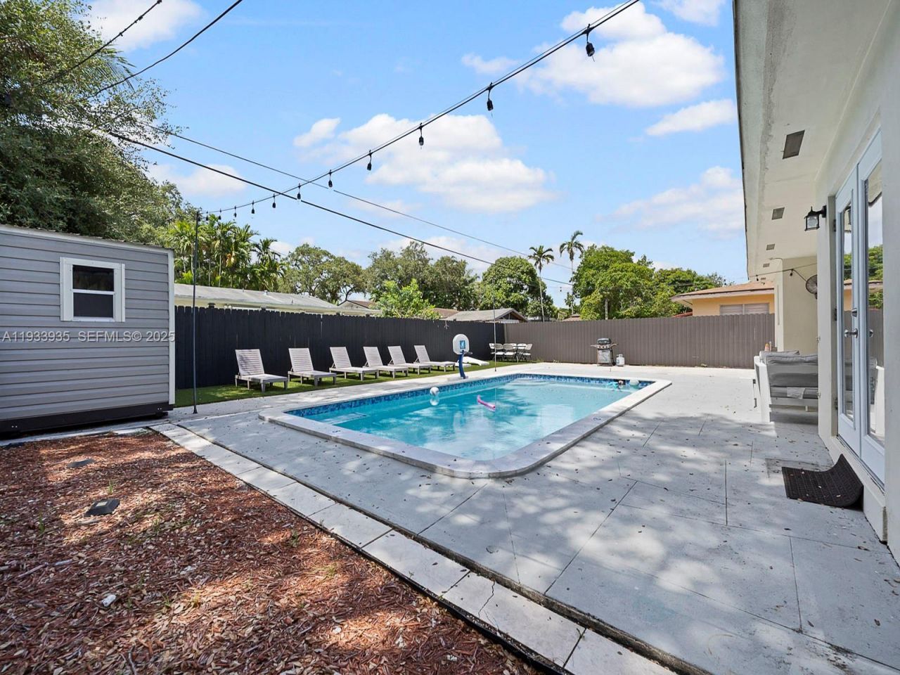 560 NE 161st St, Miami, FL 33162 Photo