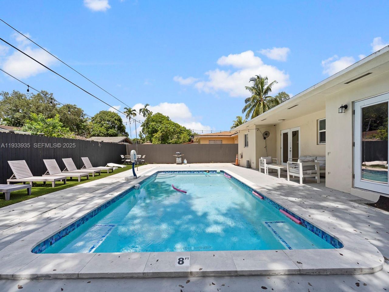 560 NE 161st St, Miami, FL 33162 Photo