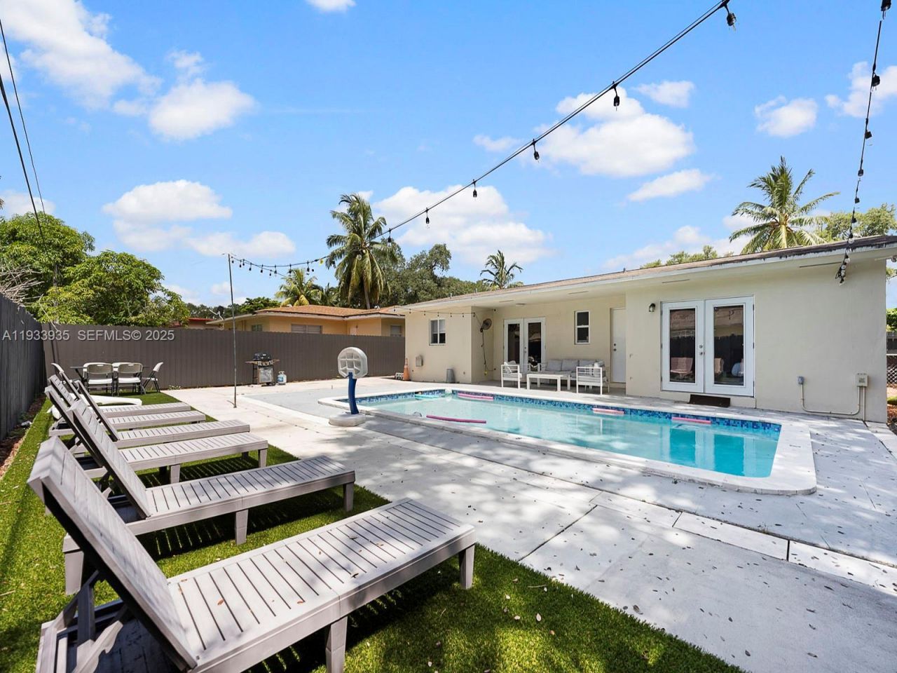 560 NE 161st St, Miami, FL 33162 Photo