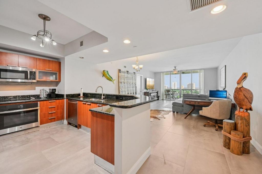 2640 Lake Shore Drive, Unit 1810, Riviera Beach, FL 33404 Photo