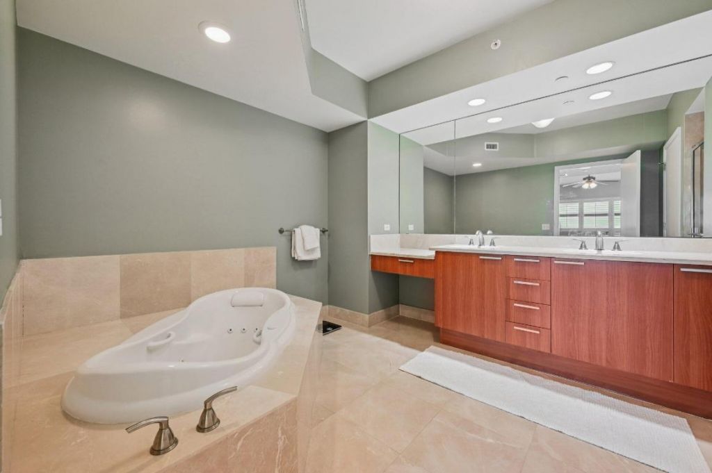 2640 Lake Shore Drive, Unit 1810, Riviera Beach, FL 33404 Photo